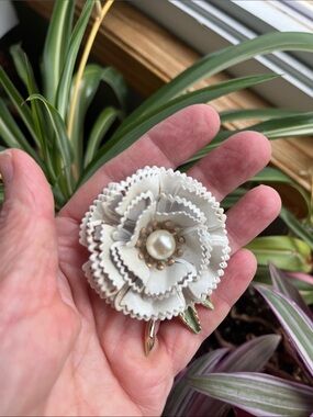 Vtg 3D White Carnation Floral Statement Brooch Faux Pearl Center Statement Pin